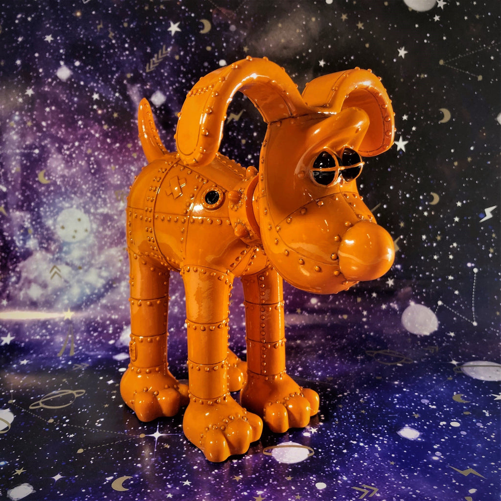 Collectors only 'A Grand Day Out' figurine. Designed to look like Wallace & Gromit's orange rocket. Space background. 