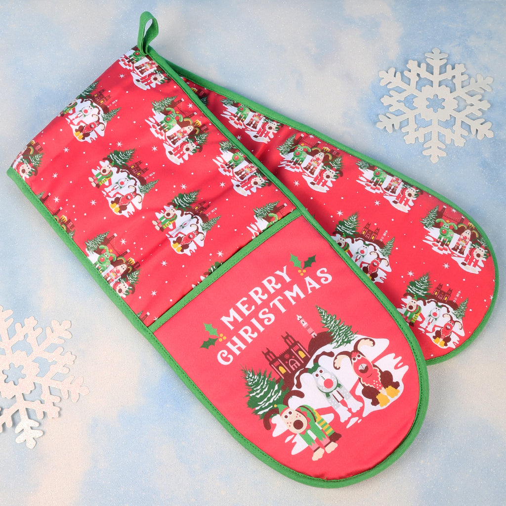 Festive Gromit Unleashed oven gloves featuring our favourite Christmas sculptures. 